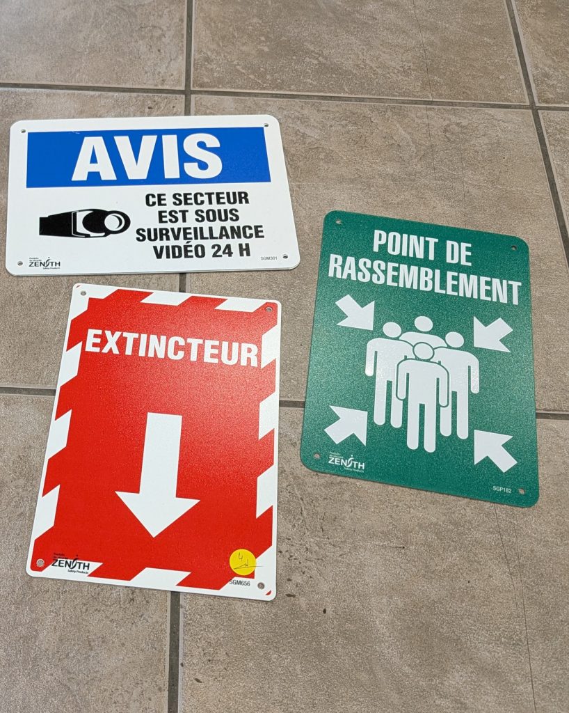 PXL_20260827_233618730-1-818x1024 Enseignes, affichages  et accessoires